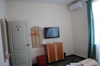 Хостелы Hata hostel Днепр Двухместный номер Делюкс с 1 кроватью (для 2 взрослых и 1 ребенка)-2