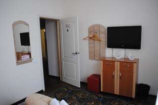 Хостелы Hata hostel Днепр Двухместный номер Делюкс с 1 кроватью (для 2 взрослых и 1 ребенка)-3