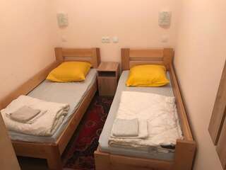 Хостелы Hata hostel Днепр Двухместный номер с 2 отдельными кроватями-2