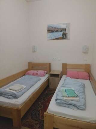 Хостелы Hata hostel Днепр Двухместный номер с 2 отдельными кроватями-1